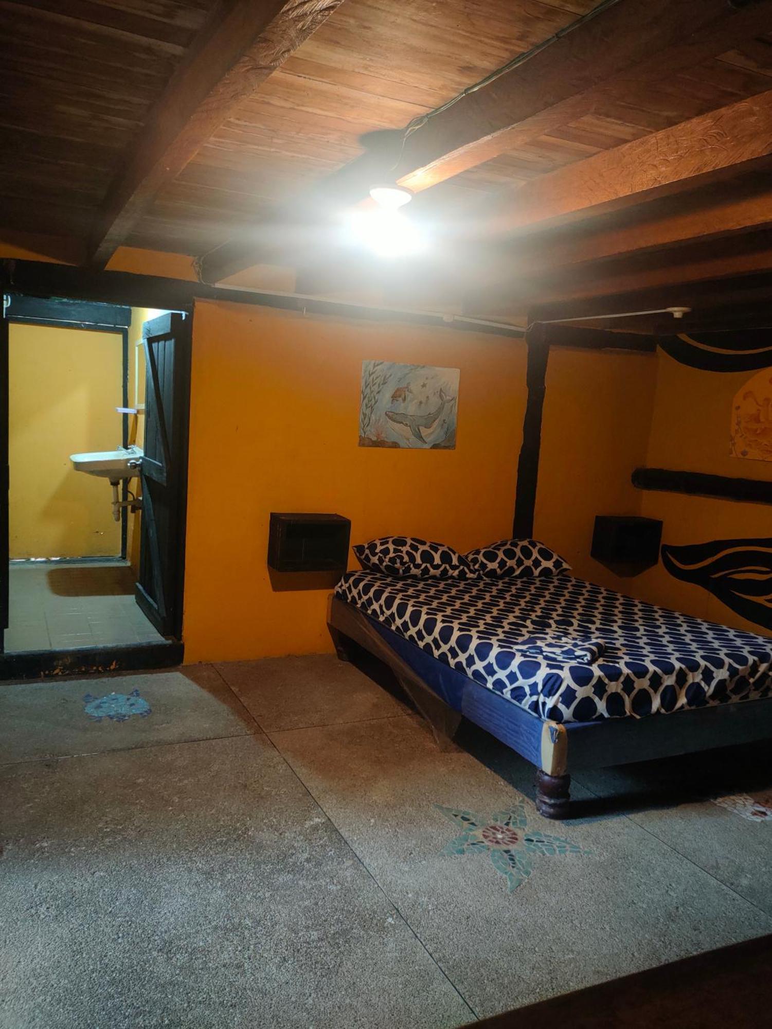 Al Carajo House Backpackers Host Hostel Montanita Exterior photo
